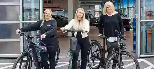 Gruppenfoto der Mobilität mit E-Rollern und E-Bikes