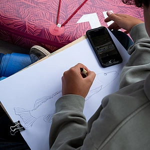 Kind beim Malen an der Station Gestalten