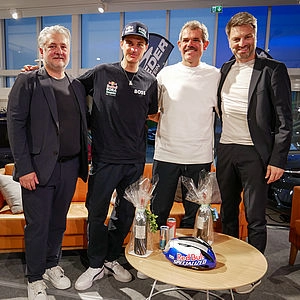 Gruppenfoto mit Ingo Henning (l., Geschäftsführer Auto Eder Traunstein), Toni Palzer (2. v. l.), Ralph Denk (3. v.l.) und Moderator Nico Foltin (r.)