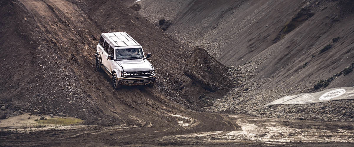 Ford Bronco in Weiß im Gelände