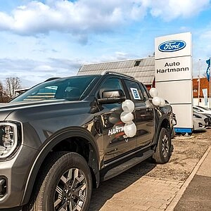 Auto vor dem Eingang