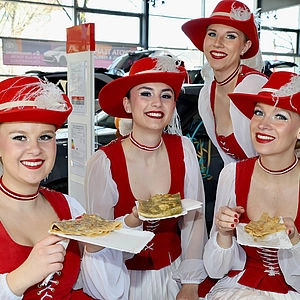 Faschingsgarde beim Crepes essen.