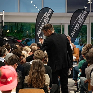 Foto von Moderator, der Zuschauer Mikrofon hinhält