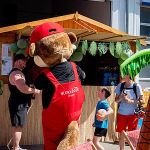 Maskottchen Schraubi an der Getränke Bar 