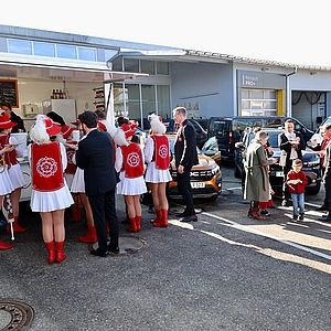 Die Faschingsgarde vor dem Crepes-Stand.