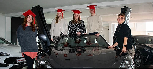 Kaufmännische Azubis mit Ausbilderin