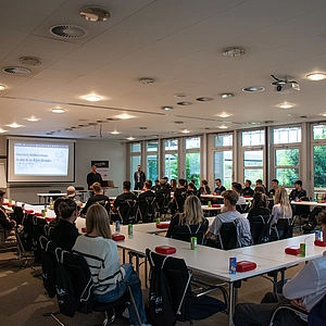 Azubis in einem Konferenzraum