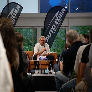 Foto von Ralph Denk zwischen Publikum