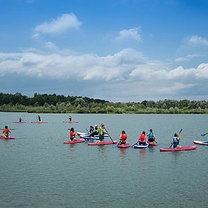 Kinder auf SUP auf dem Höglinger Weiher