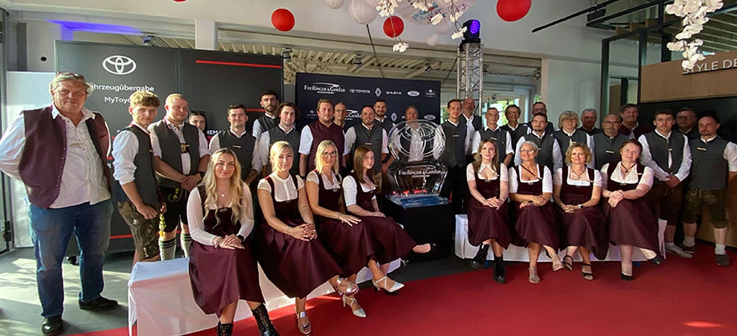 Gruppenfoto Mitarbeiter in Tracht