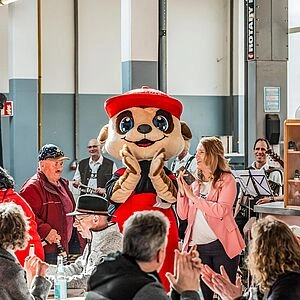 Maskottchen Schraubi freut sich