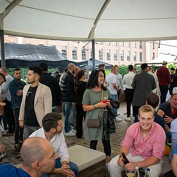 Schöne Gespräche unter den Mitarbeitern der Auto Eder Gruppe.