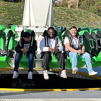 Azubis auf einem Karrussel