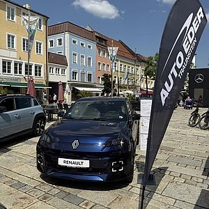 Blaues Auto von vorne 