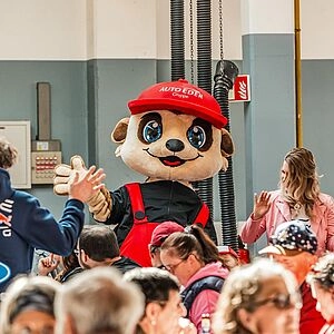 Maskottchen Schraubi macht High Five