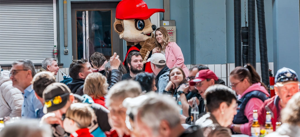Maskottchen Schraubi bei Auto Hartmann Sonthofen