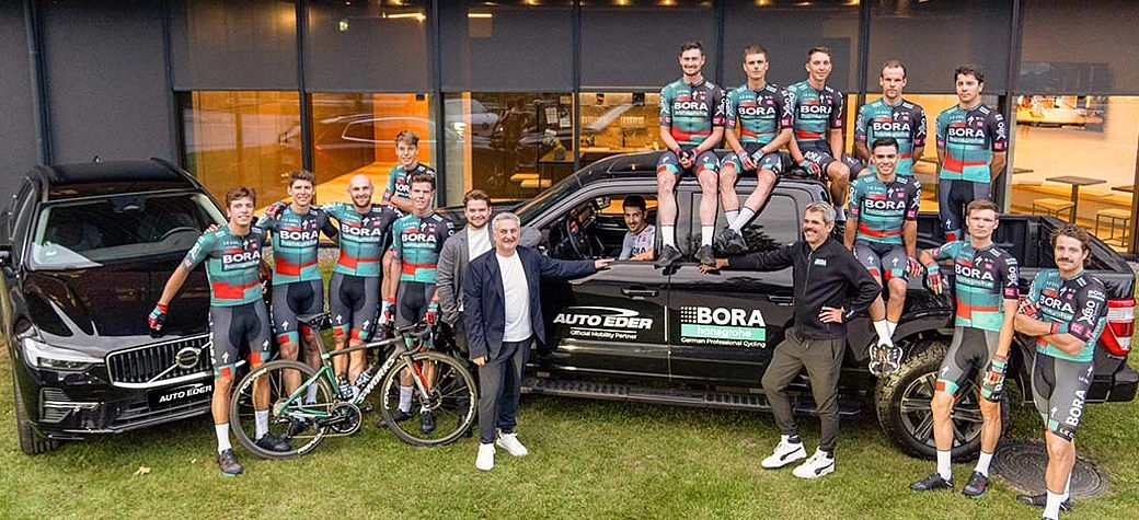 Fahrzeugübergabe durch Auto Eder an BORA-hansgrohe 2023