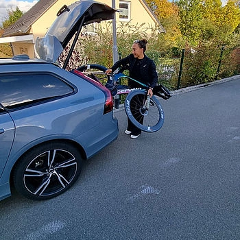 Anne Haug beim Beladen des Volvo