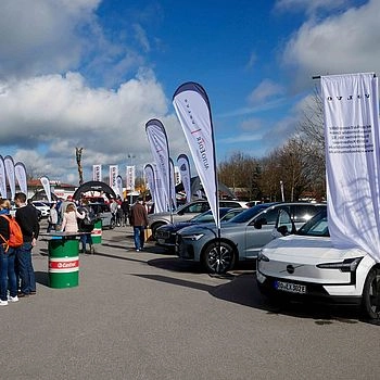 Mehrere Autos und Besucher