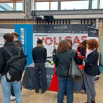 Interessenten am Azubistand