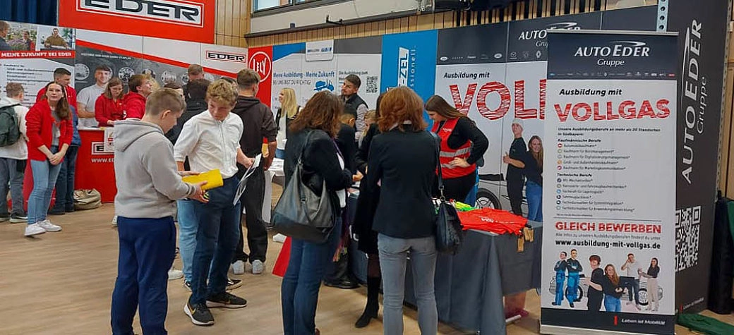 Menschenmenge am Stand