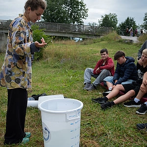 Kinder an der Station Wasserkreislauf