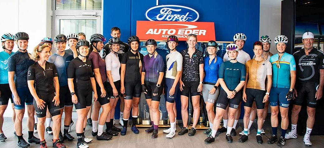 Girls Bike Afternoon Gruppenfoto