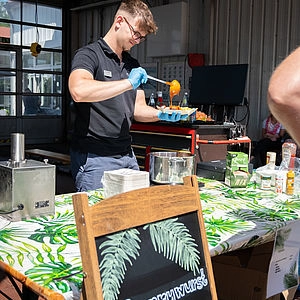 Mitarbeiter serviert Essen 