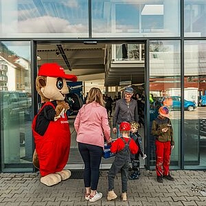 Maskottchen Schraubi begrüßt Gäste
