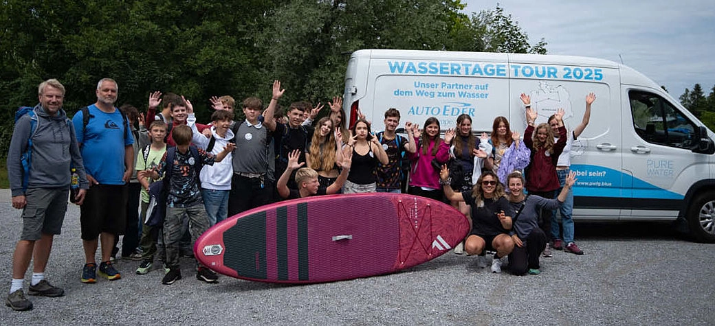 Gruppenfoto von den Klassen vor Transporter