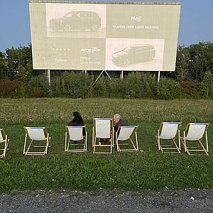 Warten auf Filmstart in Liegestühlen