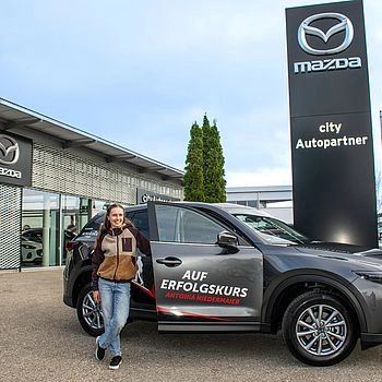 Antonia Miedermaier vor dem Mazda