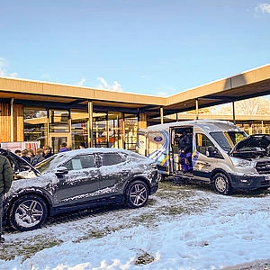 Autos draußen bei Schnee