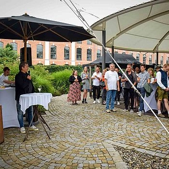 Der Geschäftsführer Josef Eder hält eine Rede vor den Mitarbeitern der verschiedenen Autohäusern.
