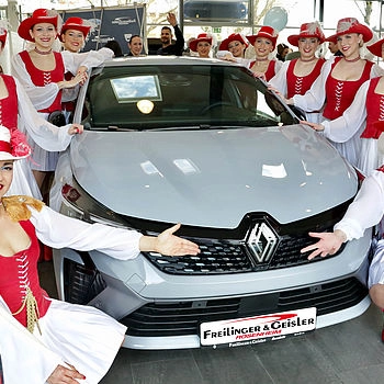 Gruppenfoto von der Garde vor einem Auto