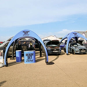 Ford-Stand bei der Eder Kirchweihausstellung