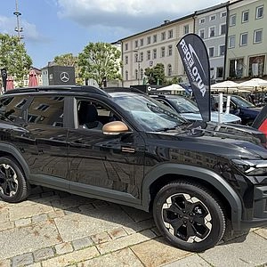 Schwarzes Auto von der Seite 