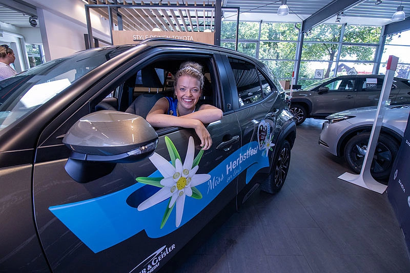 Miss Herbstfest im Auto