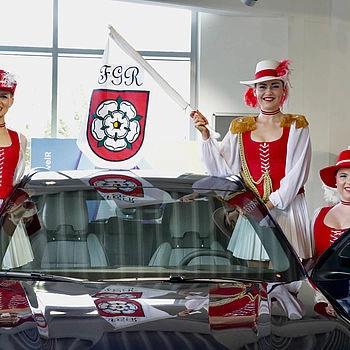 Gruppenbild Faschingsgarde vor Auto
