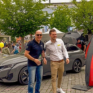 Menschen vor einem Auto