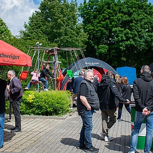 Besucher bei der Eröffnung 