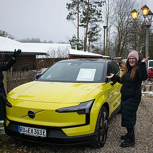 Mitarbeiter des Flottenleistungszentrums vor einem Volvo-Auto