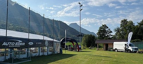 Spielfeld mit Zaunbanner und Zelt von Auto Eder Kolbermoor.