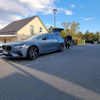 Anne Haug beim Beladen des Volvo
