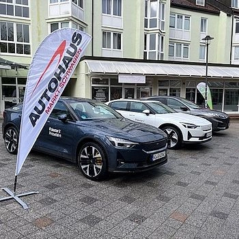 Autoausstellung Ford rot von vorne