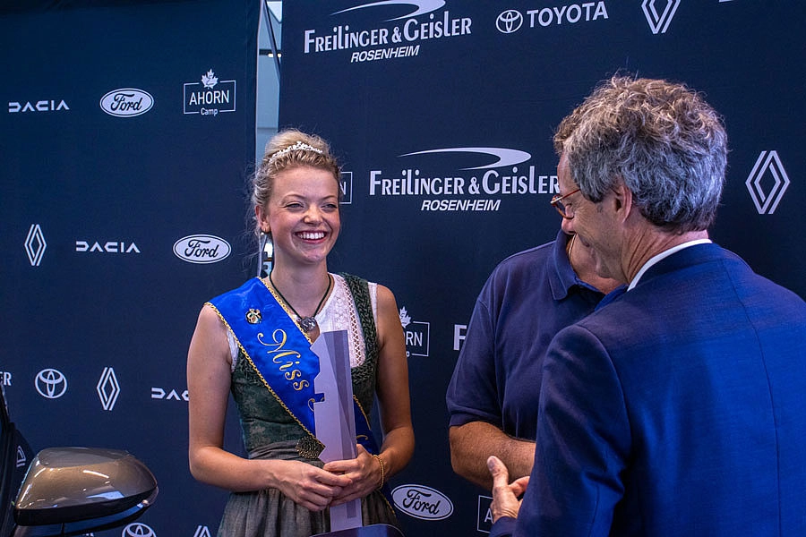 Miss Herbstfest bei der Autoübergabe