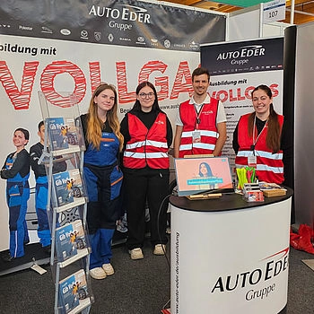 Azubis vor dem Messestand