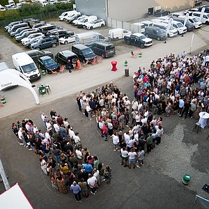 Eder Schriftzug mit Mitarbeitern, Außenansicht von oben