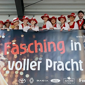 Faschingsgarde auf Galerie mit Faschingsbanner