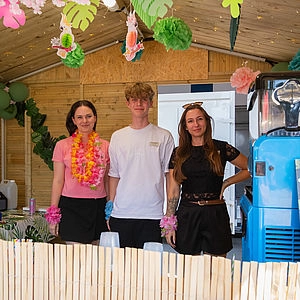 Brei Mittarbeiter an der Getränkebar 